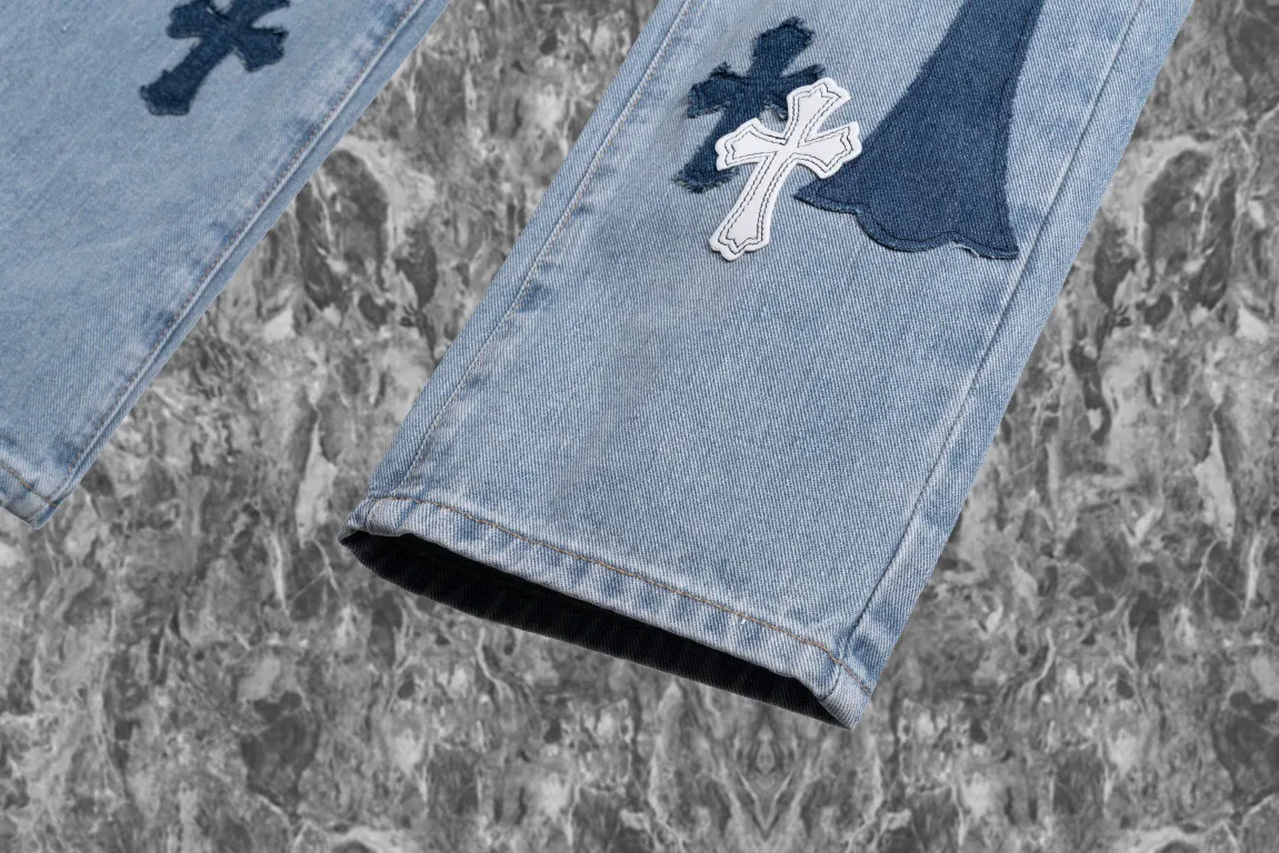 P290 [Evergreen model, top version] Chrome Hearts blue jeans, multi-leather label work jeans, ch jeans. The jeans need to be washed and then disassembled and hand-stitched with sheepskin cross leather and then spliced ​​together. The whole piece has too many craftsmanship to describe. The cabinet price is 12W+ level, patchwork cross flower embellishment, high-waisted washed jeans! ! Absolutely high-end luxury products, 6W+ level god-level items, super popular products, made with top heavy industry, a magic weapon that cannot be missed. About Kroxin This is an extremely luxurious fashion brand, which can also be called the aristocrats of the high street. It has always been an exclusive brand for some hipsters or rich second generation. Compared with ordinary high streets, it is more luxurious and noble. Compared with luxury brands, it has a more fashionable personality and has always been a brand that I have a special liking for. Style number: 1565# Color: blue Size: 28 30 32 34 36